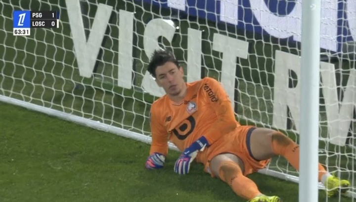 直接懵了！里尔门将遭登贝莱神仙吊射，躺球门里思考人生目瞪口呆